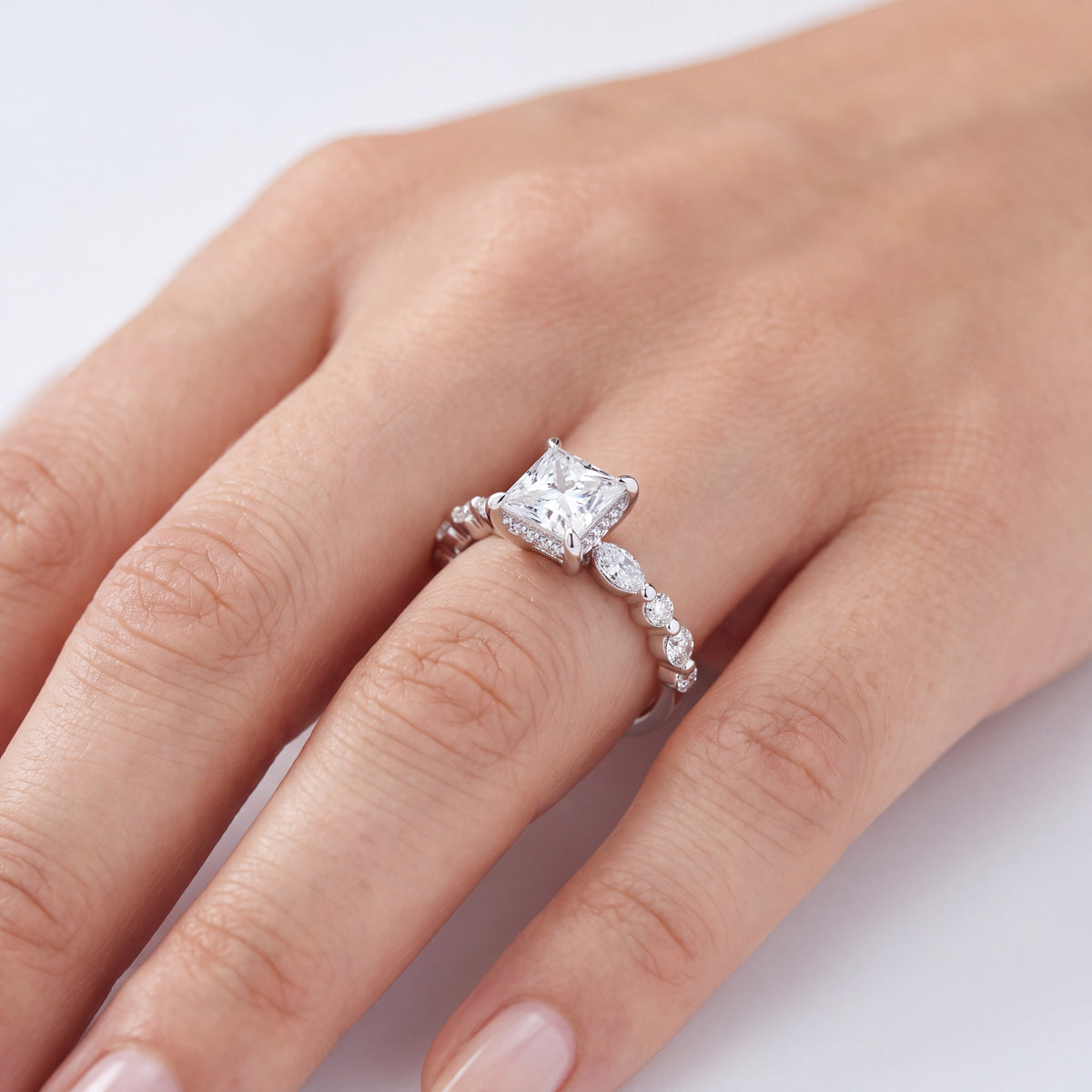 _lifestyle_image@SKU:R1736-LADP01000004W #metal_10k-white-gold+origin_lab-grown+quality_g-si