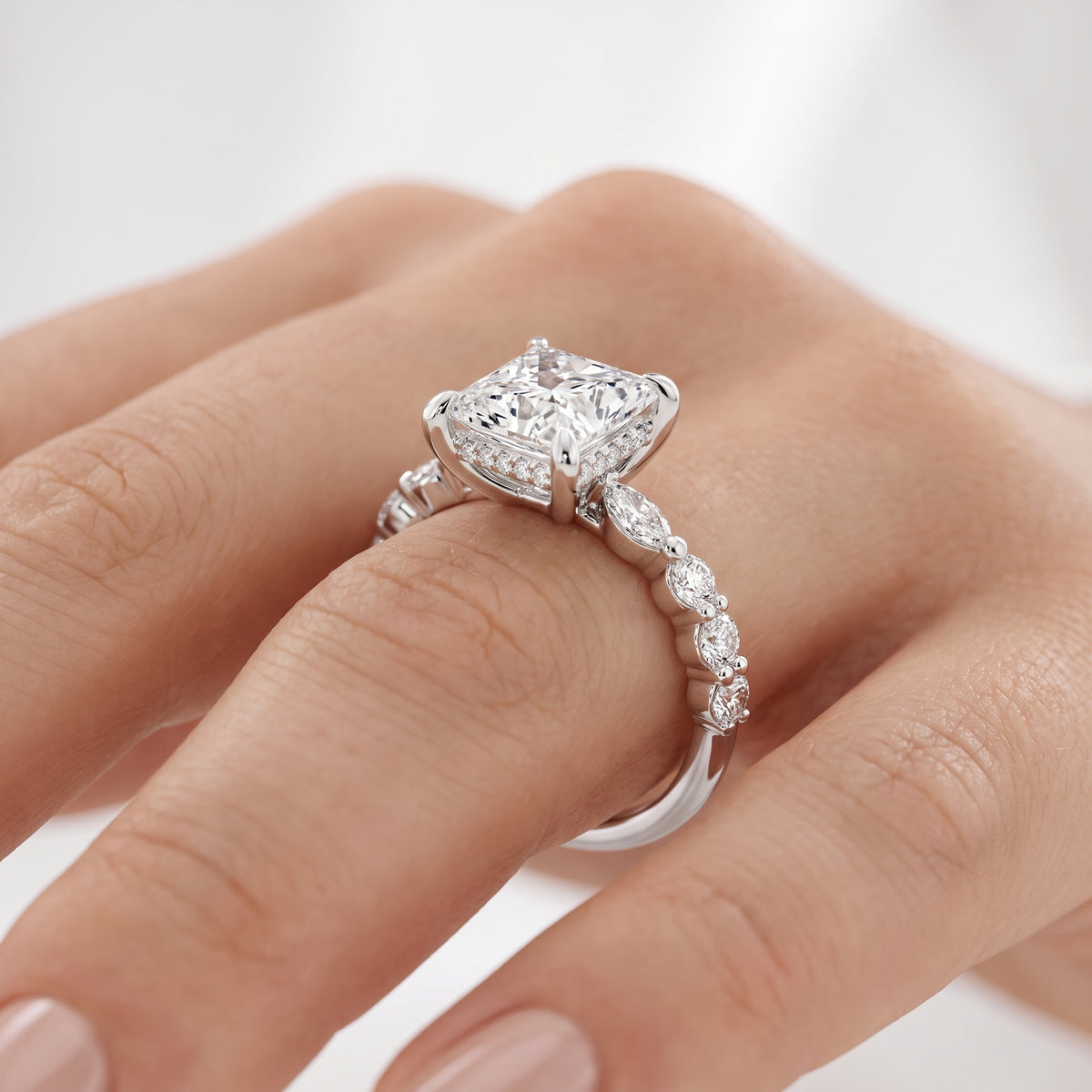 _lifestyle_image@SKU:R1736-LADP02000004W #metal_10k-white-gold+origin_lab-grown+quality_g-si