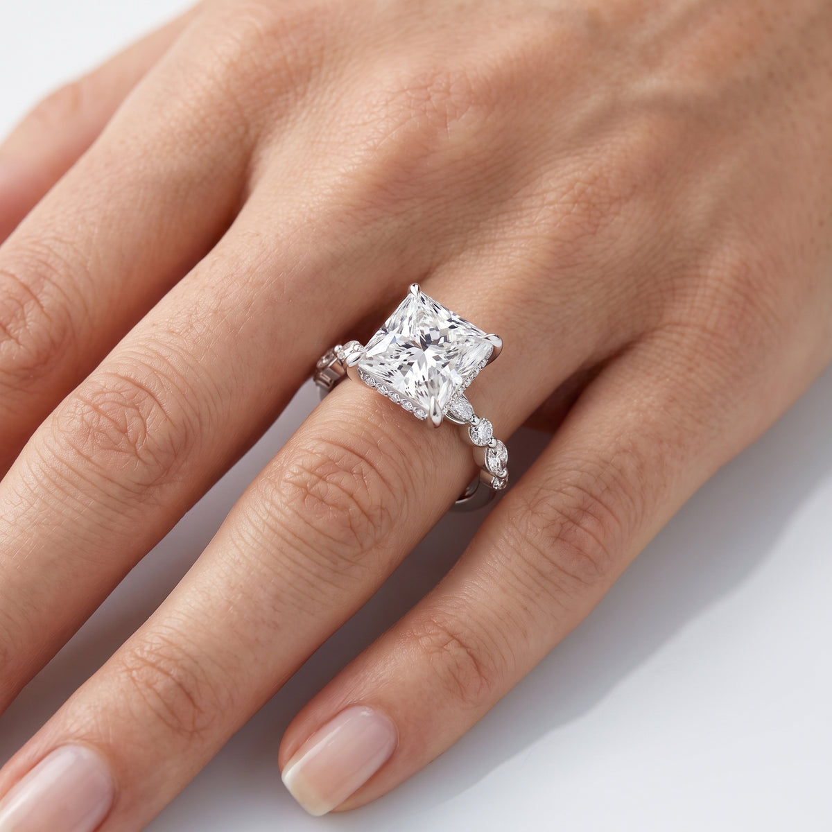 _lifestyle_image@SKU:R1736-LADP03000004W #metal_10k-white-gold+origin_lab-grown+quality_g-si