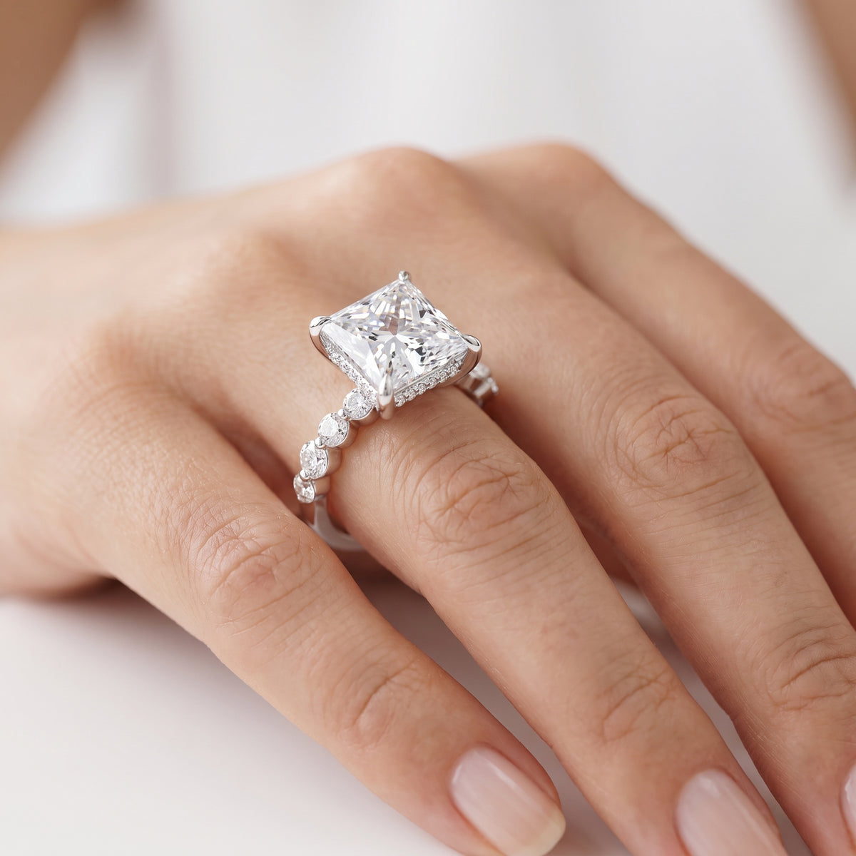 _lifestyle_image@SKU:R1736-LADP04000004W #metal_10k-white-gold+origin_lab-grown+quality_g-si