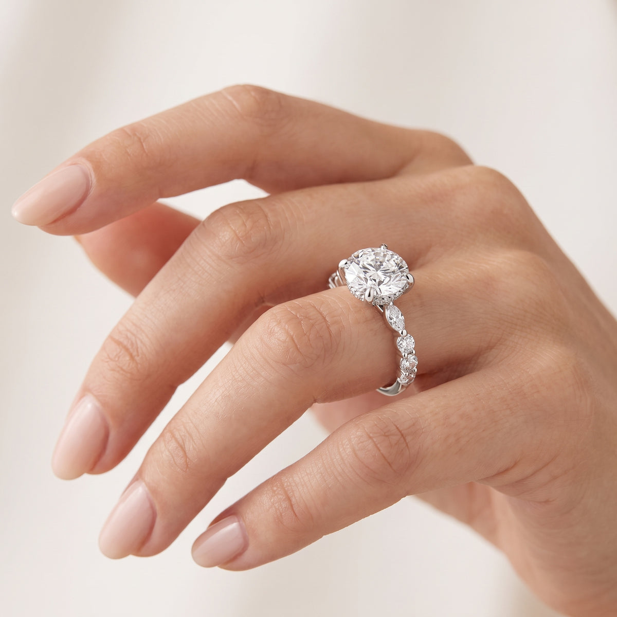 _lifestyle_image@SKU:R1736-LADR02000004W #metal_10k-white-gold+origin_lab-grown+quality_g-si
