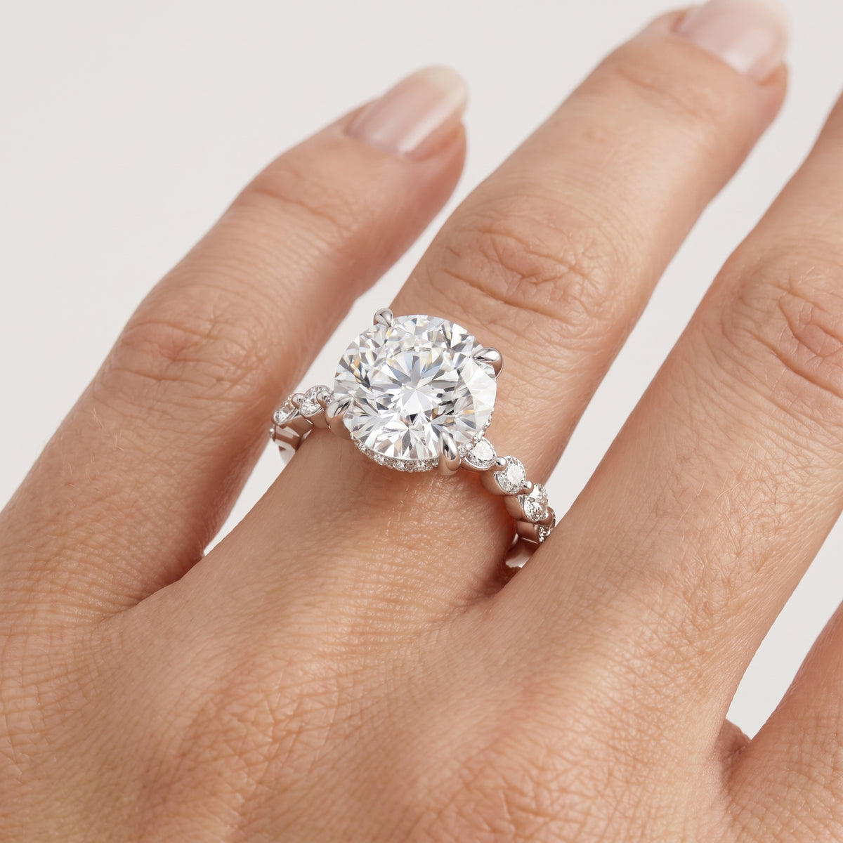 _lifestyle_image@SKU:R1736-LADR03000004W #metal_10k-white-gold+origin_lab-grown+quality_g-si