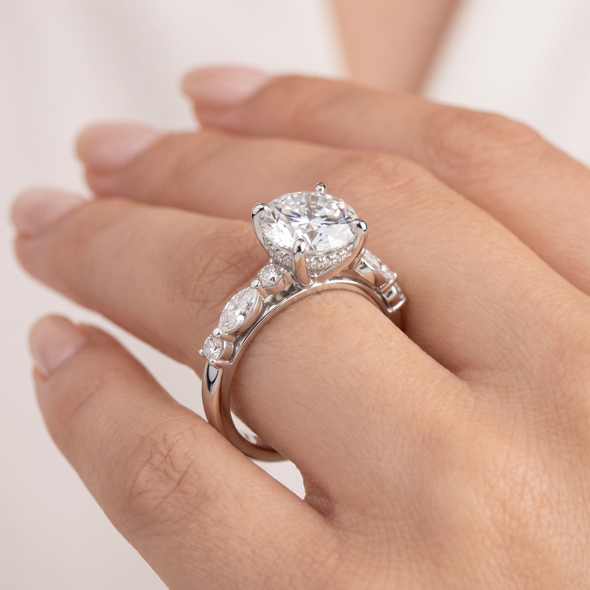 _lifestyle_image@SKU:R1736-LADR04000004W #metal_10k-white-gold+origin_lab-grown+quality_g-si