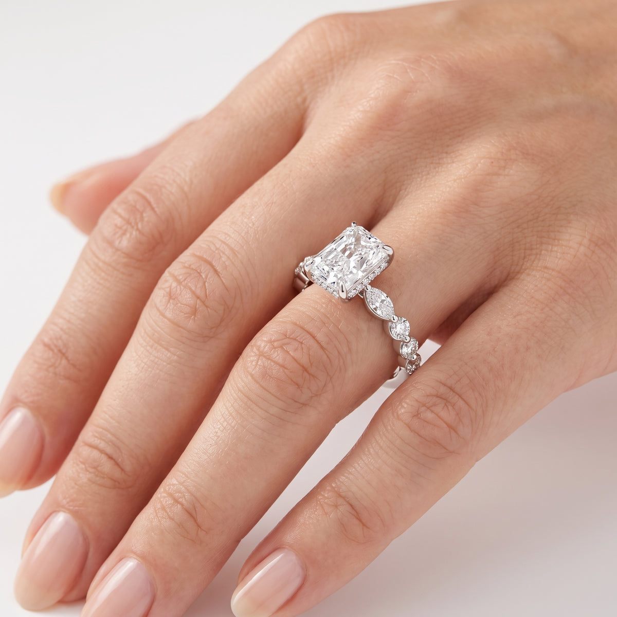 _lifestyle_image@SKU:R1736-LADT01000004W #metal_10k-white-gold+origin_lab-grown+quality_g-si