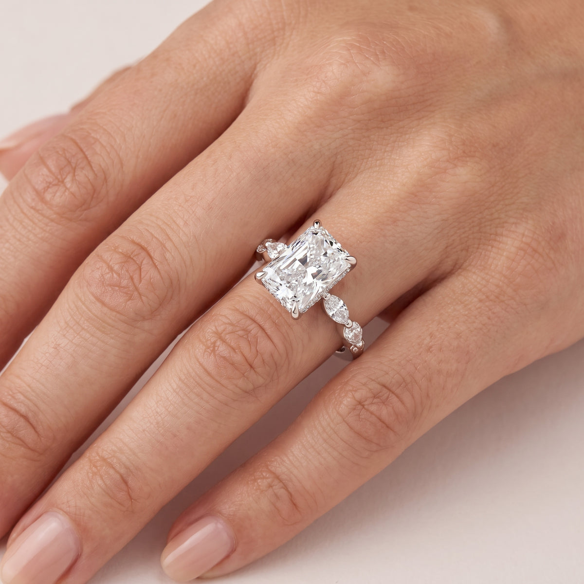 _lifestyle_image@SKU:R1736-LADT02000004W #metal_10k-white-gold+origin_lab-grown+quality_g-si