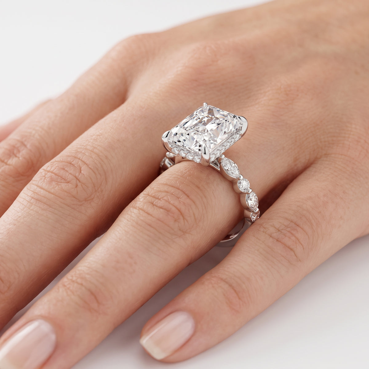 _lifestyle_image@SKU:R1736-LADT03000004W #metal_10k-white-gold+origin_lab-grown+quality_g-si