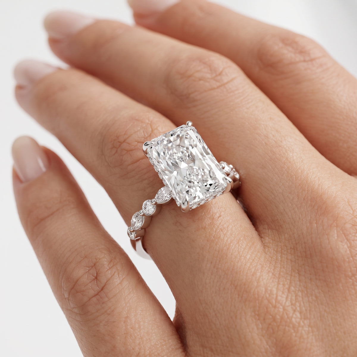_lifestyle_image@SKU:R1736-LADT04000004W #metal_10k-white-gold+origin_lab-grown+quality_g-si