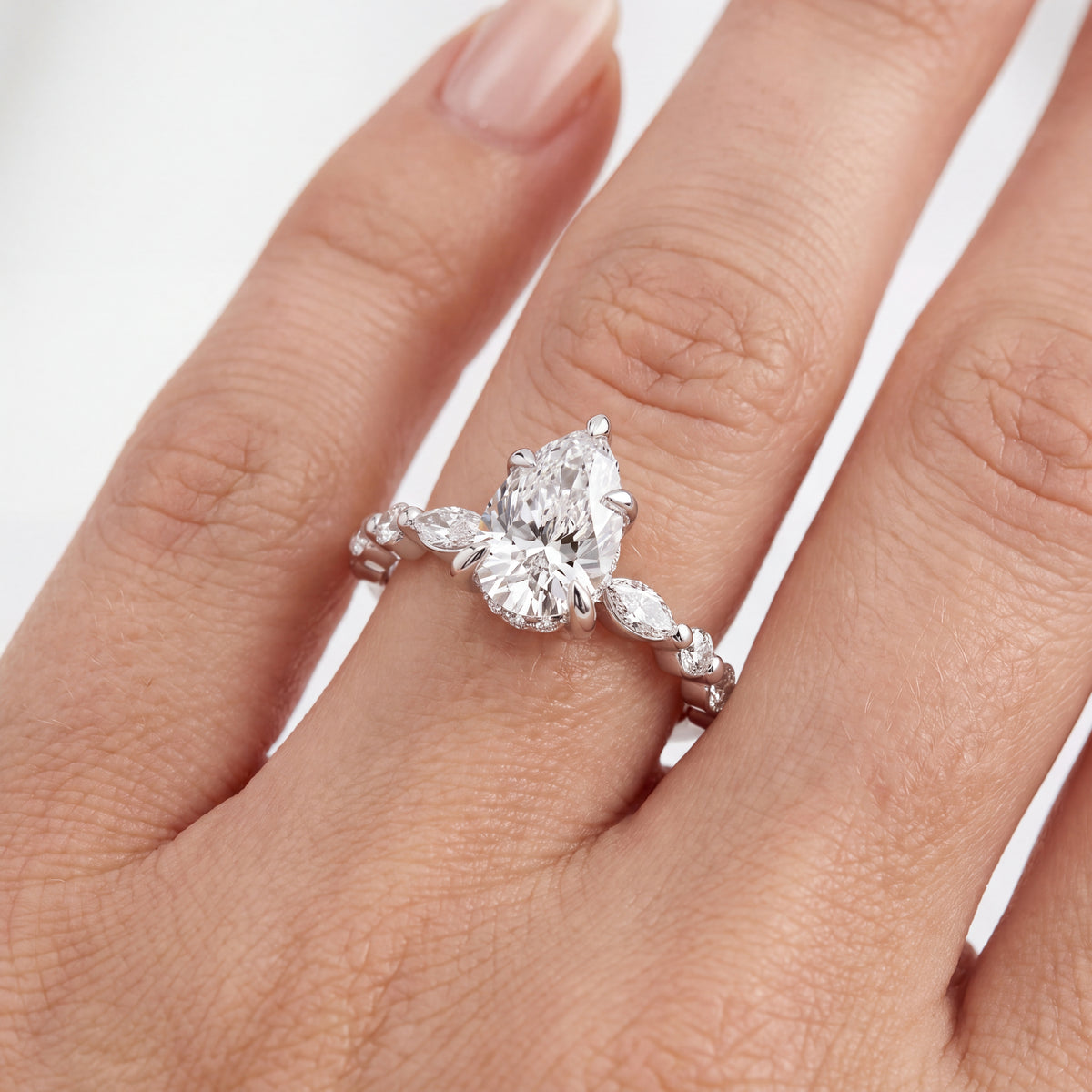 _lifestyle_image@SKU:R1736-NADD01000004W #metal_14k-white-gold+origin_lab-grown+quality_ef-vs2+