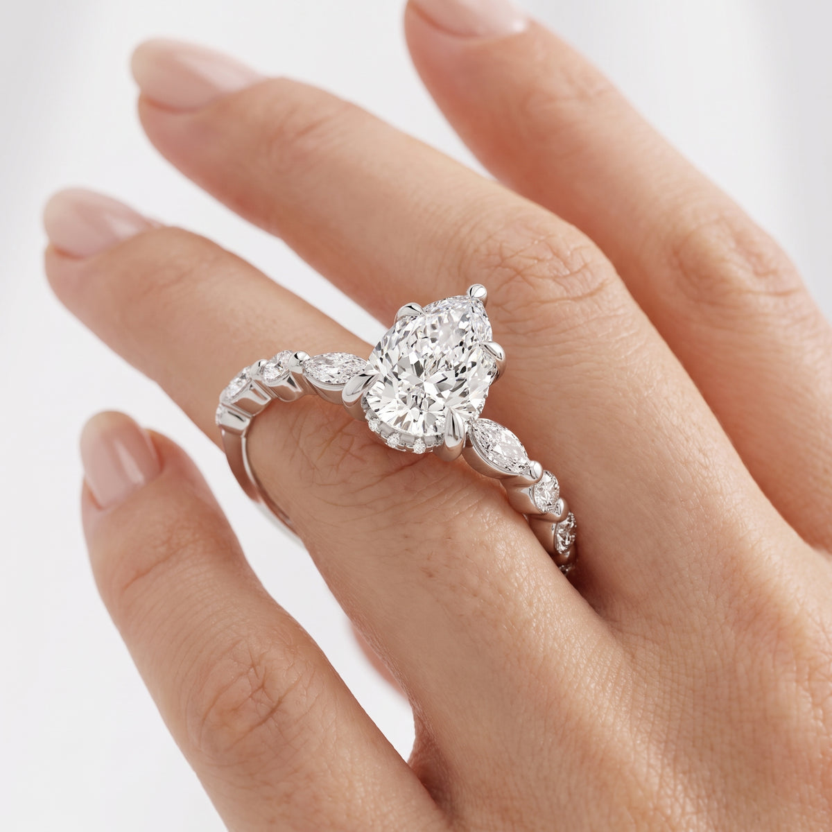 _lifestyle_image@SKU:R1736-NADD0100000PL #metal_platinum+origin_lab-grown+quality_ef-vs2+