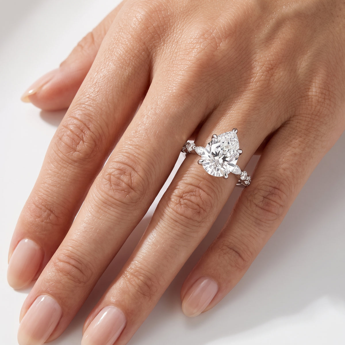 _lifestyle_image@SKU:R1736-NADD02000004W #metal_14k-white-gold+origin_lab-grown+quality_ef-vs2+
