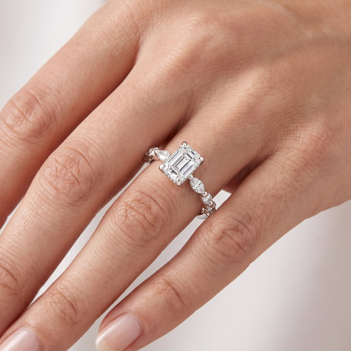 _lifestyle_image@SKU:R1736-NADE0100000PL #metal_platinum+origin_lab-grown+quality_ef-vs2+