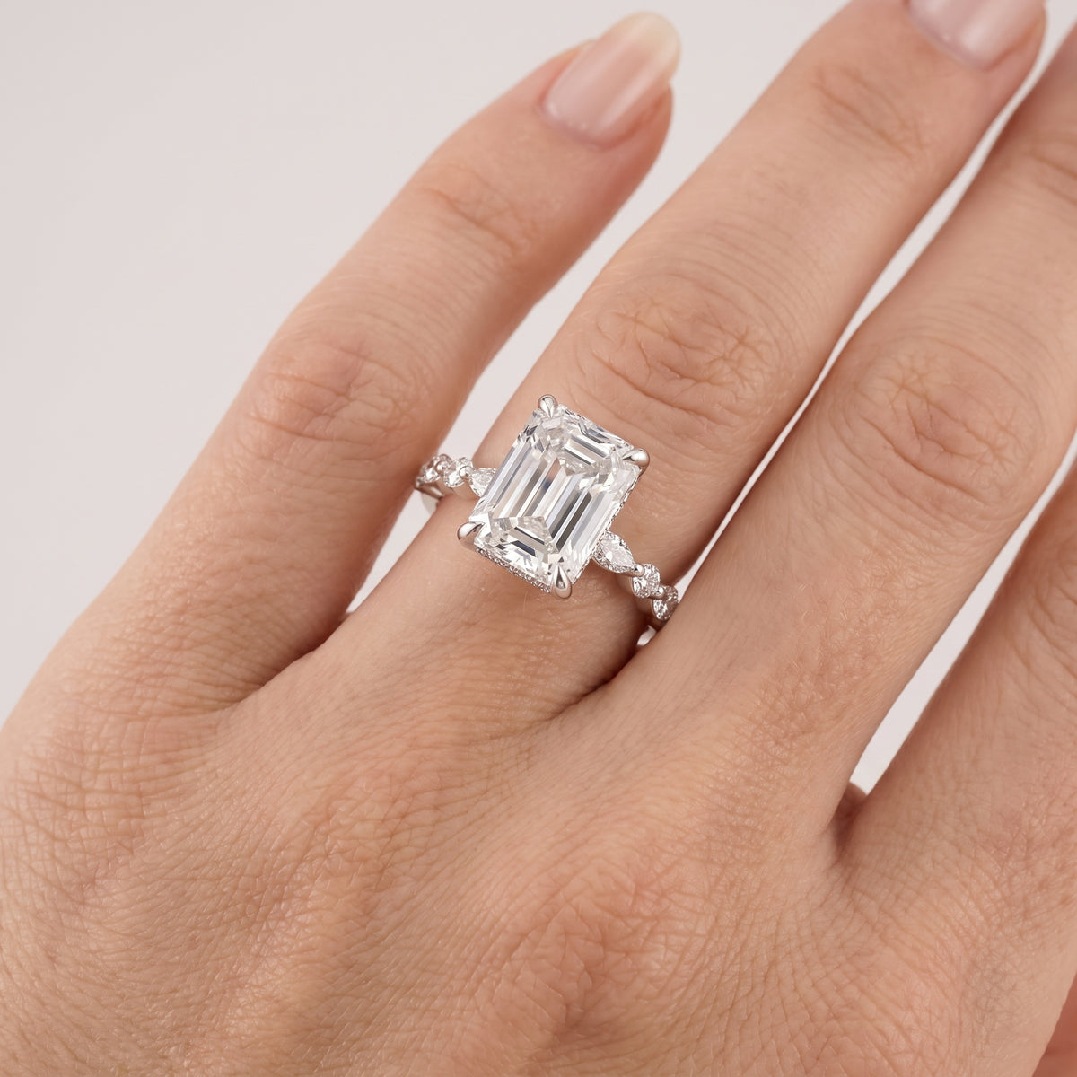_lifestyle_image@SKU:R1736-NADE03000004W #metal_14k-white-gold+origin_lab-grown+quality_ef-vs2+