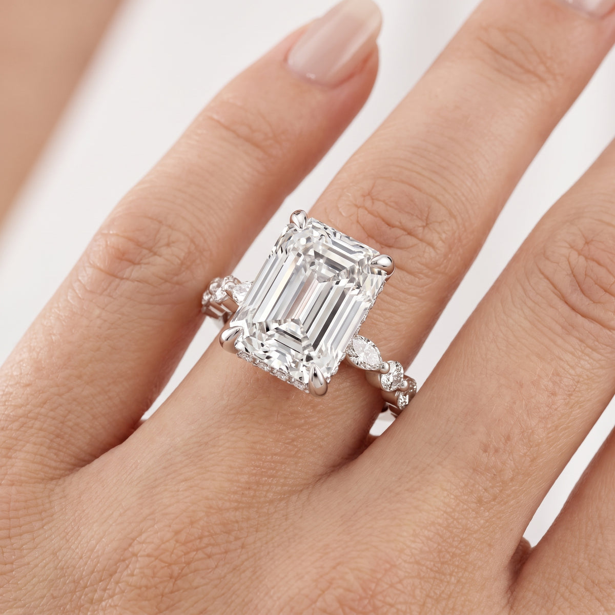 _lifestyle_image@SKU:R1736-NADE0300000PL #metal_platinum+origin_lab-grown+quality_ef-vs2+
