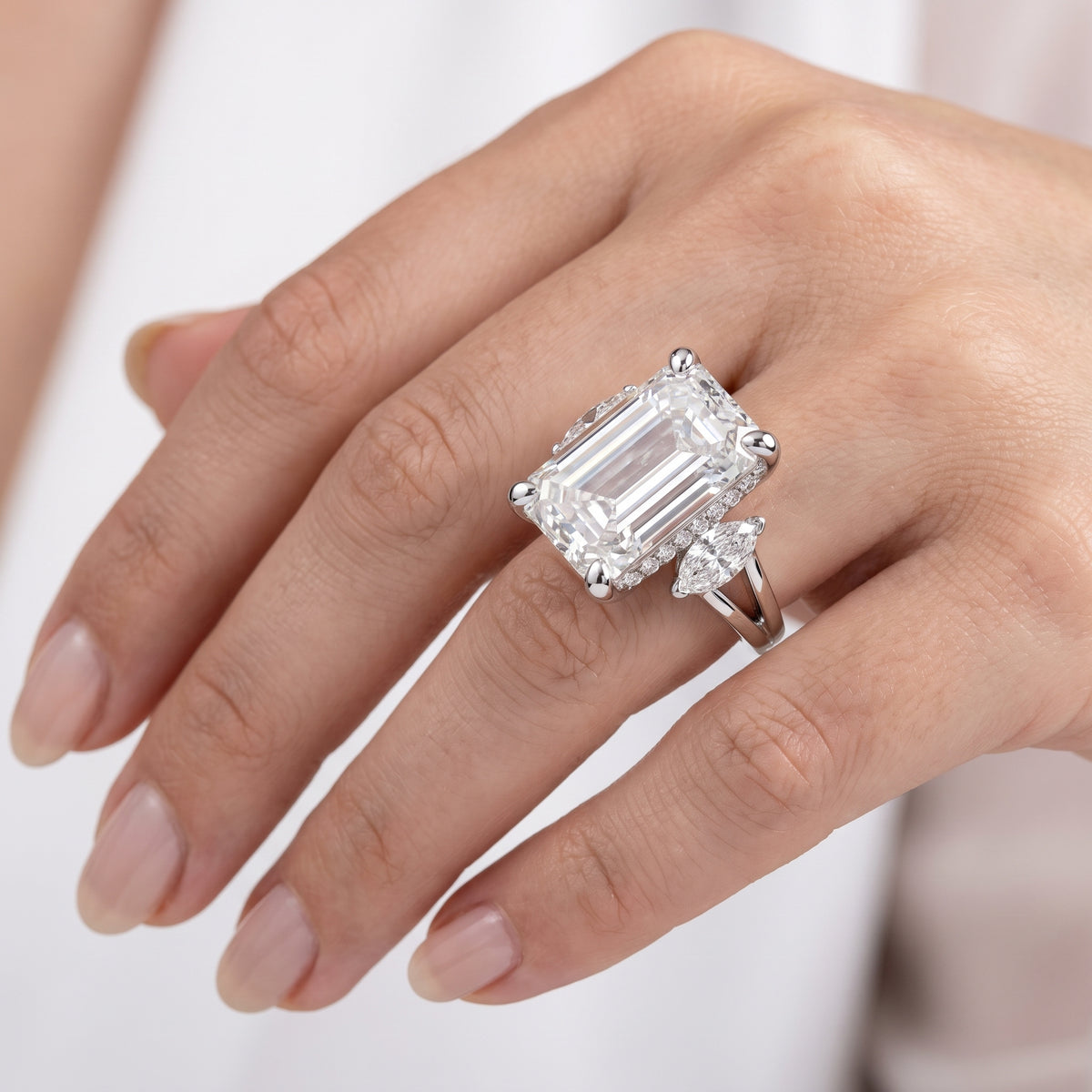_lifestyle_image@SKU:R1736-NADE04000004W #metal_14k-white-gold+origin_lab-grown+quality_ef-vs2+