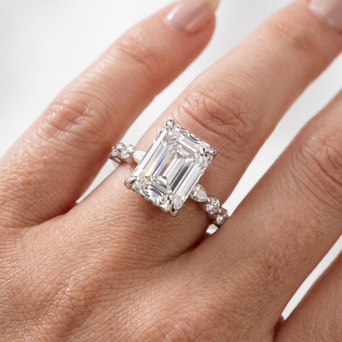 _lifestyle_image@SKU:R1736-NADE0400000PL #metal_platinum+origin_lab-grown+quality_ef-vs2+