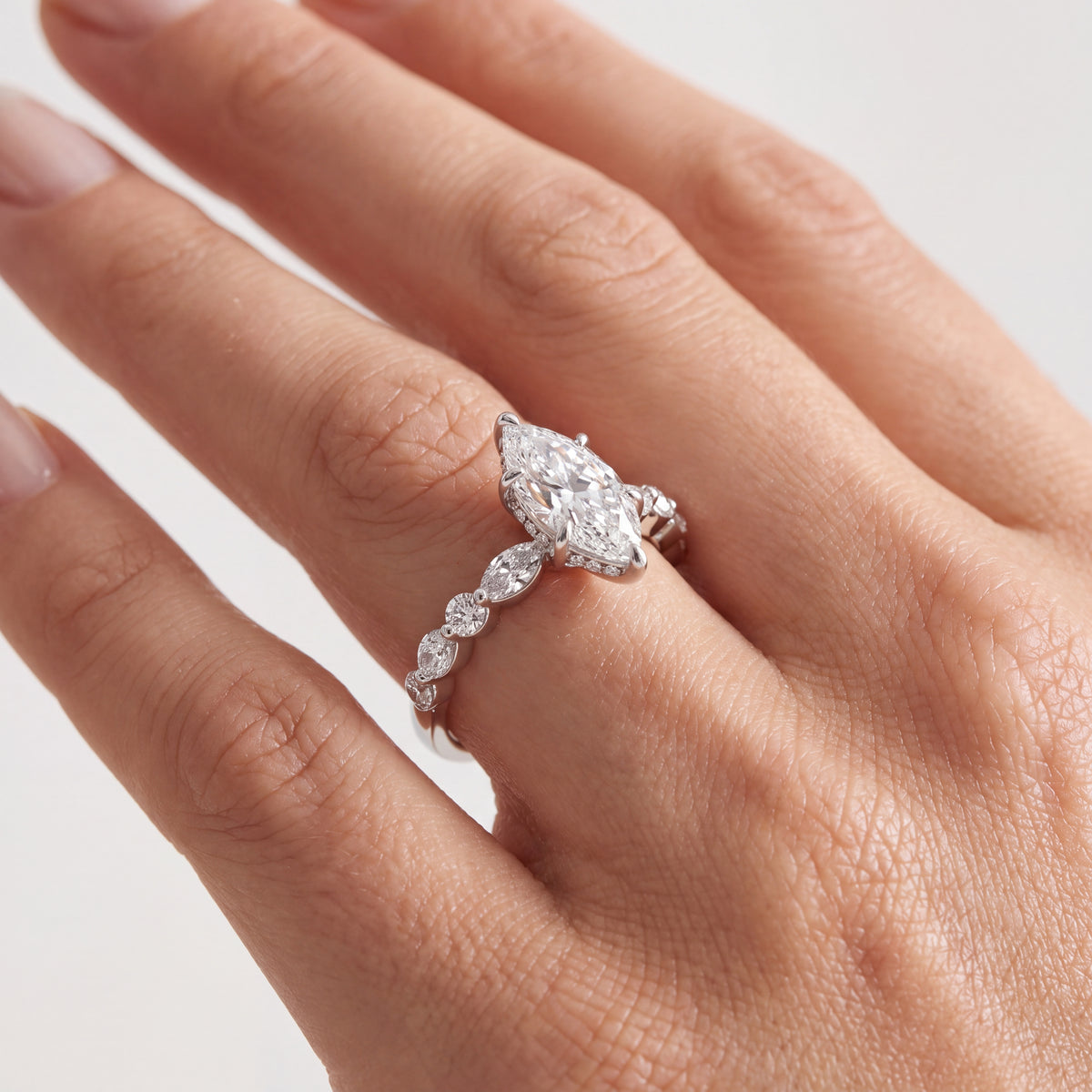 _lifestyle_image@SKU:R1736-NADM01000004W #metal_14k-white-gold+origin_lab-grown+quality_ef-vs2+