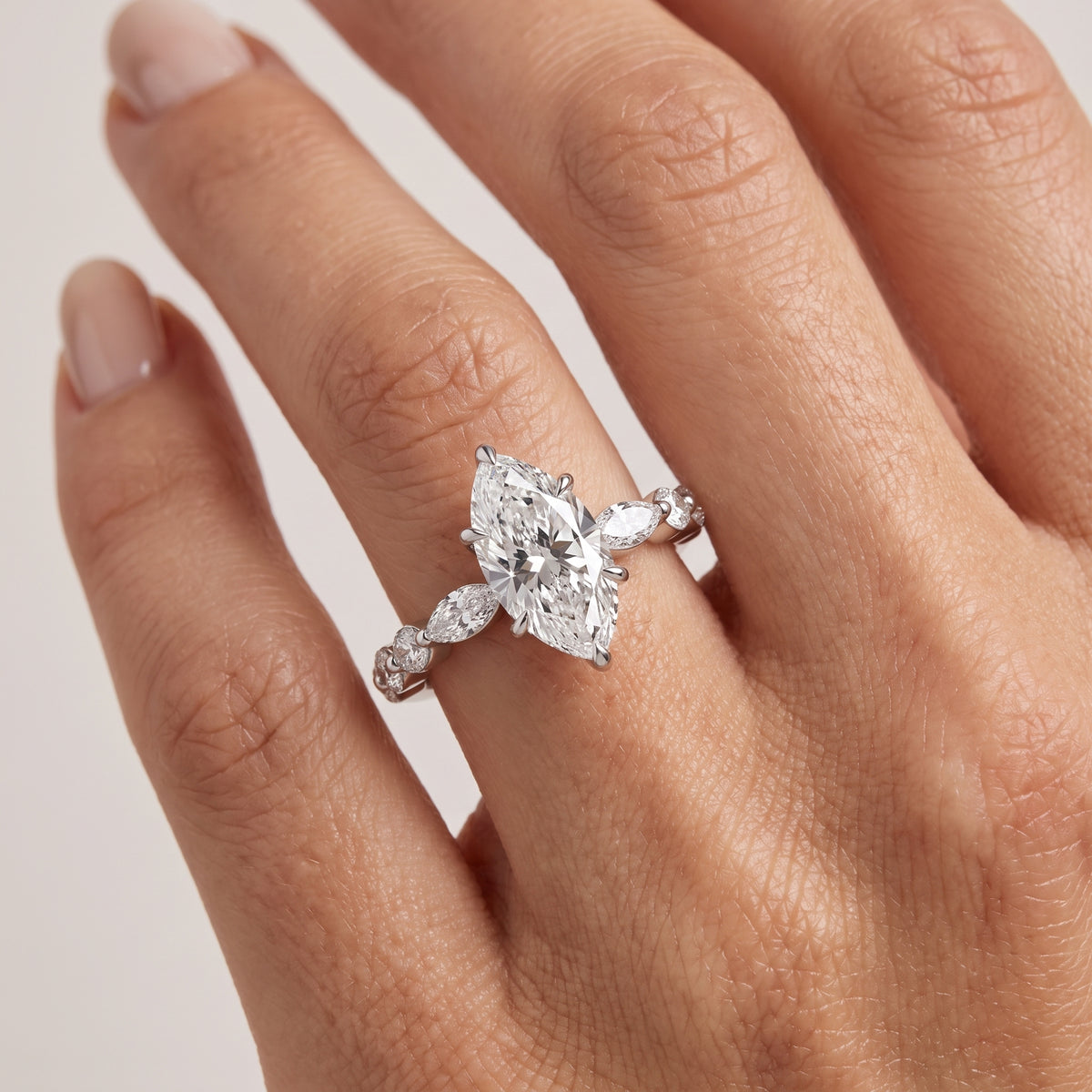 _lifestyle_image@SKU:R1736-NADM0100000PL #metal_platinum+origin_lab-grown+quality_ef-vs2+