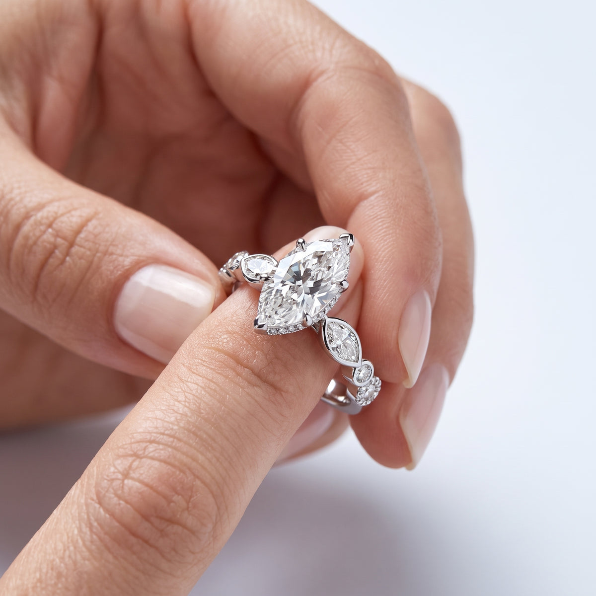 _lifestyle_image@SKU:R1736-NADM02000004W #metal_14k-white-gold+origin_lab-grown+quality_ef-vs2+