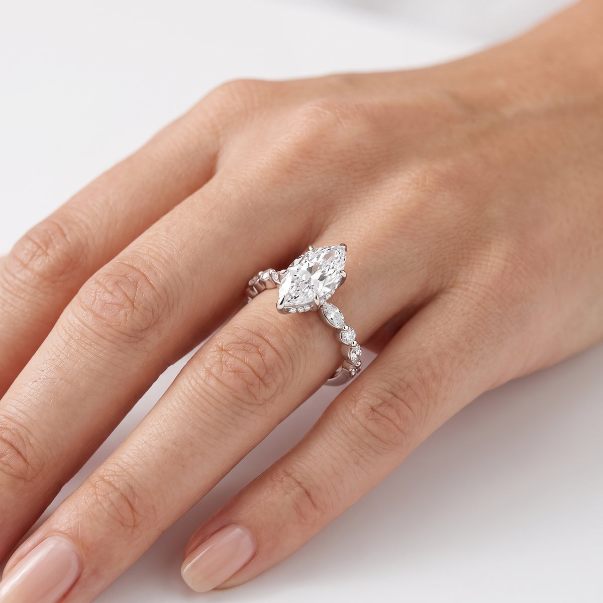 _lifestyle_image@SKU:R1736-NADM0200000PL #metal_platinum+origin_lab-grown+quality_ef-vs2+