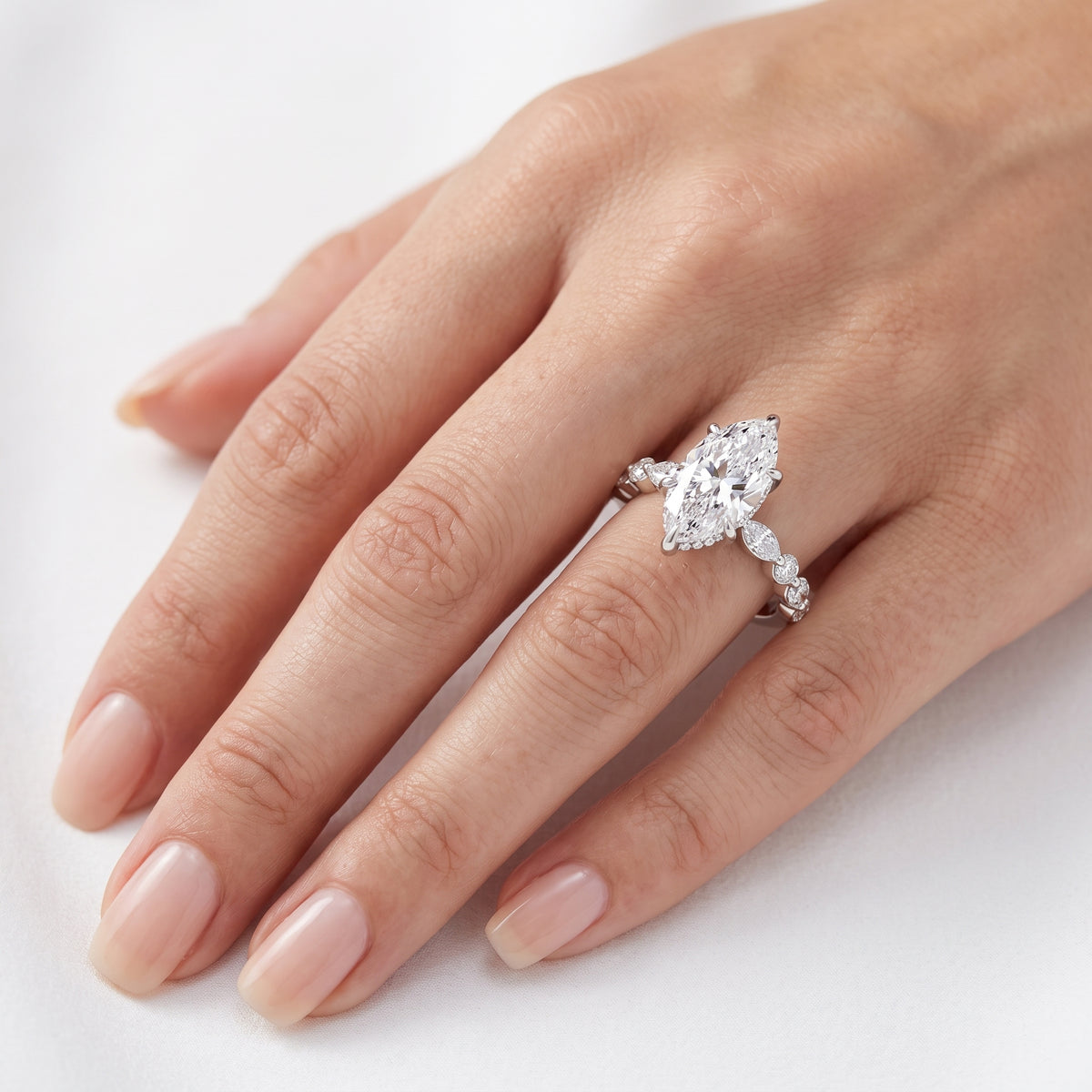 _lifestyle_image@SKU:R1736-NADM03000004W #metal_14k-white-gold+origin_lab-grown+quality_ef-vs2+