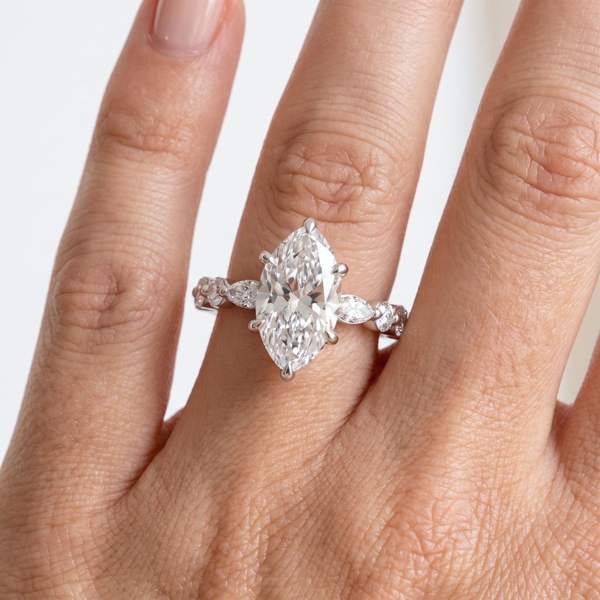 _lifestyle_image@SKU:R1736-NADM0300000PL #metal_platinum+origin_lab-grown+quality_ef-vs2+
