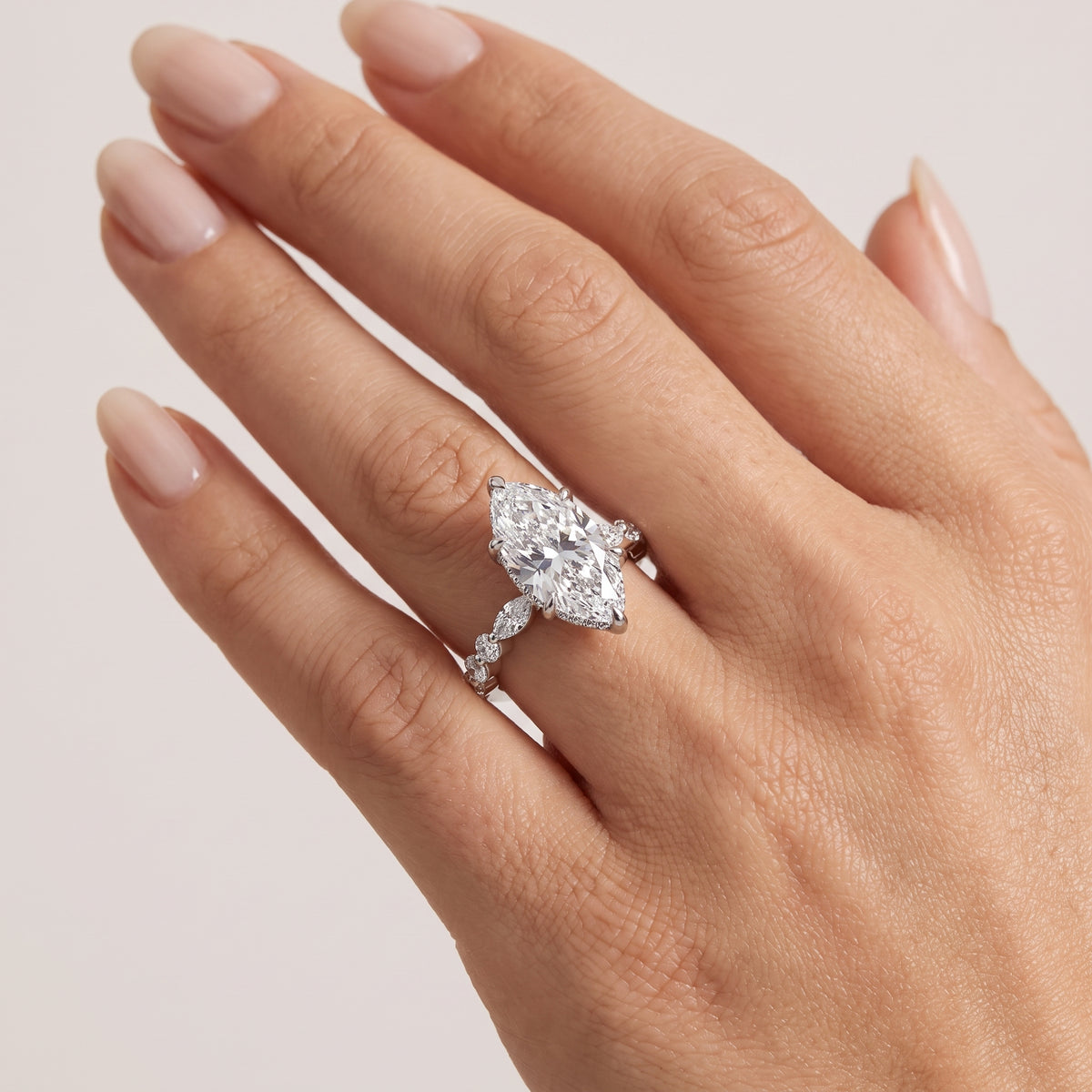 _lifestyle_image@SKU:R1736-NADM04000004W #metal_14k-white-gold+origin_lab-grown+quality_ef-vs2+