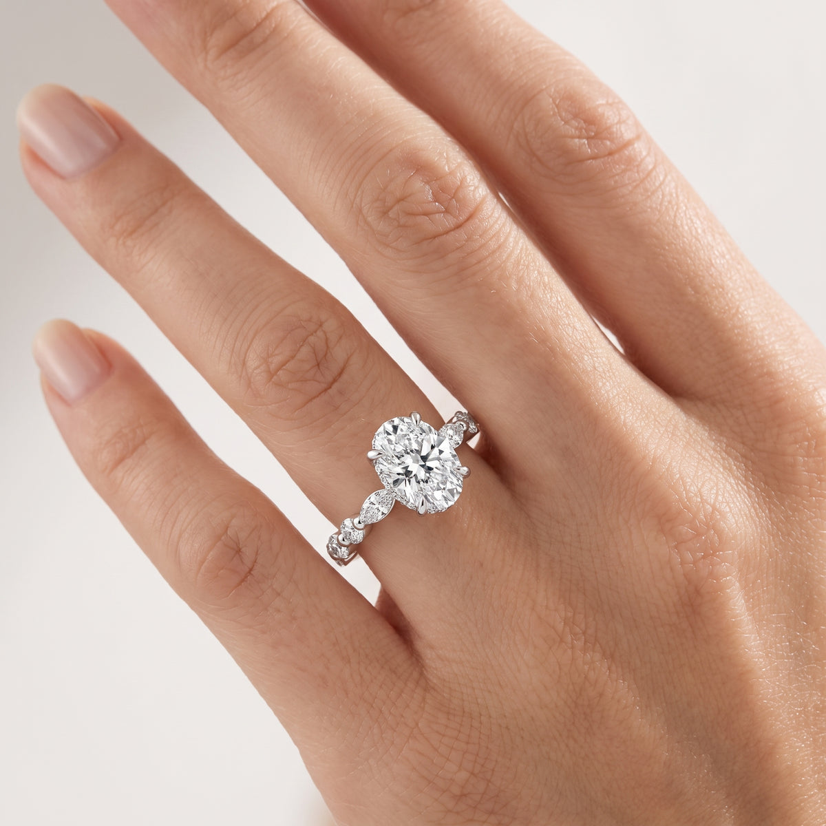 _lifestyle_image@SKU:R1736-NADO0100000PL #metal_platinum+origin_lab-grown+quality_ef-vs2+