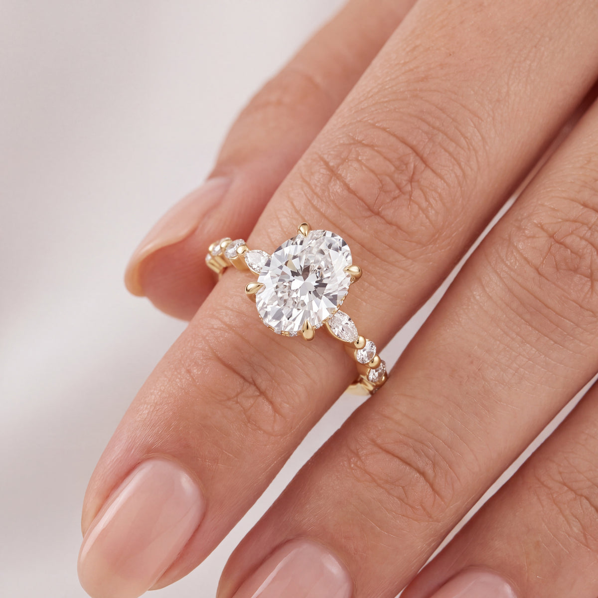 _lifestyle_image@SKU:R1736-NADO02000004Y #metal_14k-yellow-gold+origin_lab-grown+quality_ef-vs2+