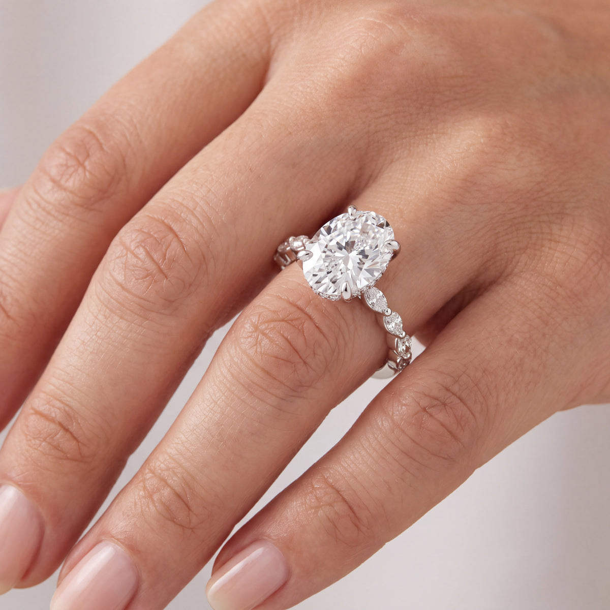 _lifestyle_image@SKU:R1736-NADO03000004W #metal_14k-white-gold+origin_lab-grown+quality_ef-vs2+