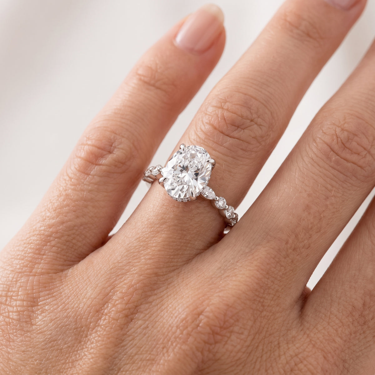 _lifestyle_image@SKU:R1736-NADO0300000PL #metal_platinum+origin_lab-grown+quality_ef-vs2+