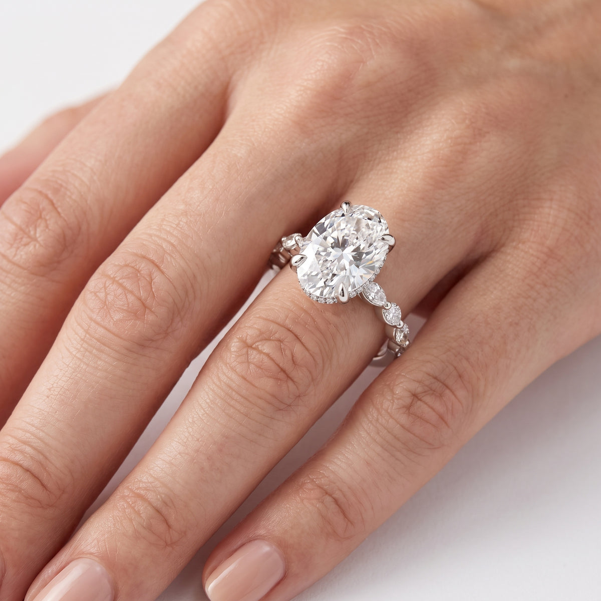 _lifestyle_image@SKU:R1736-NADO04000004W #metal_14k-white-gold+origin_lab-grown+quality_ef-vs2+