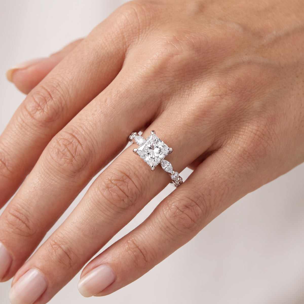 _lifestyle_image@SKU:R1736-NADP0100000PL #metal_platinum+origin_lab-grown+quality_ef-vs2+