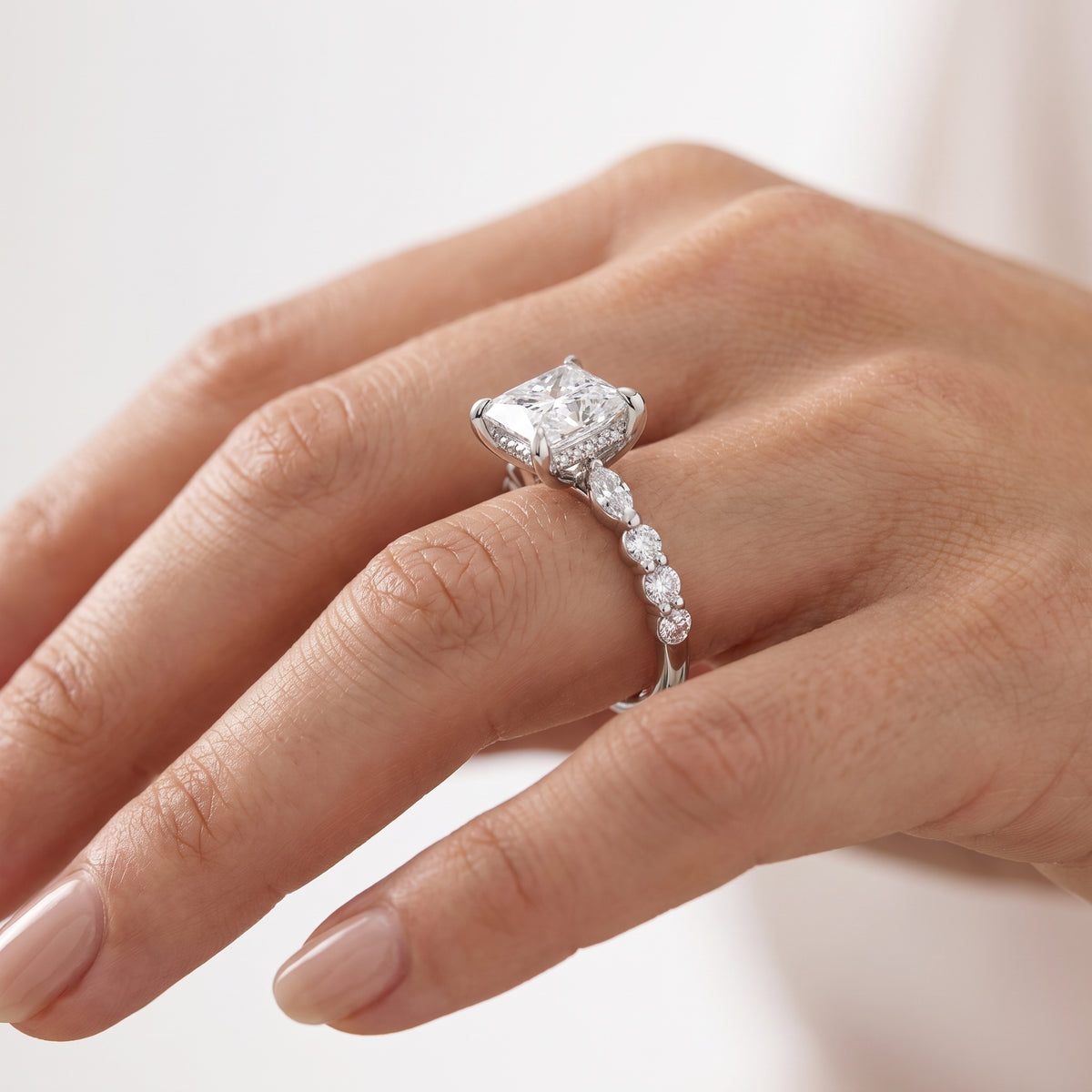 _lifestyle_image@SKU:R1736-NADP0200000PL #metal_platinum+origin_lab-grown+quality_ef-vs2+