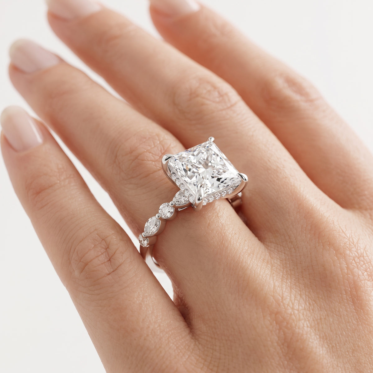 _lifestyle_image@SKU:R1736-NADP03000004W #metal_14k-white-gold+origin_lab-grown+quality_ef-vs2+