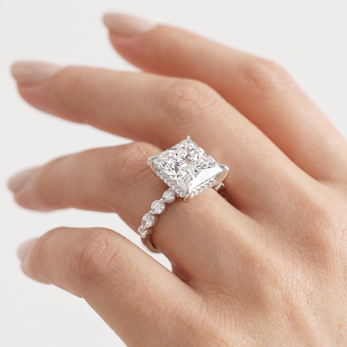 _lifestyle_image@SKU:R1736-NADP0300000PL #metal_platinum+origin_lab-grown+quality_ef-vs2+