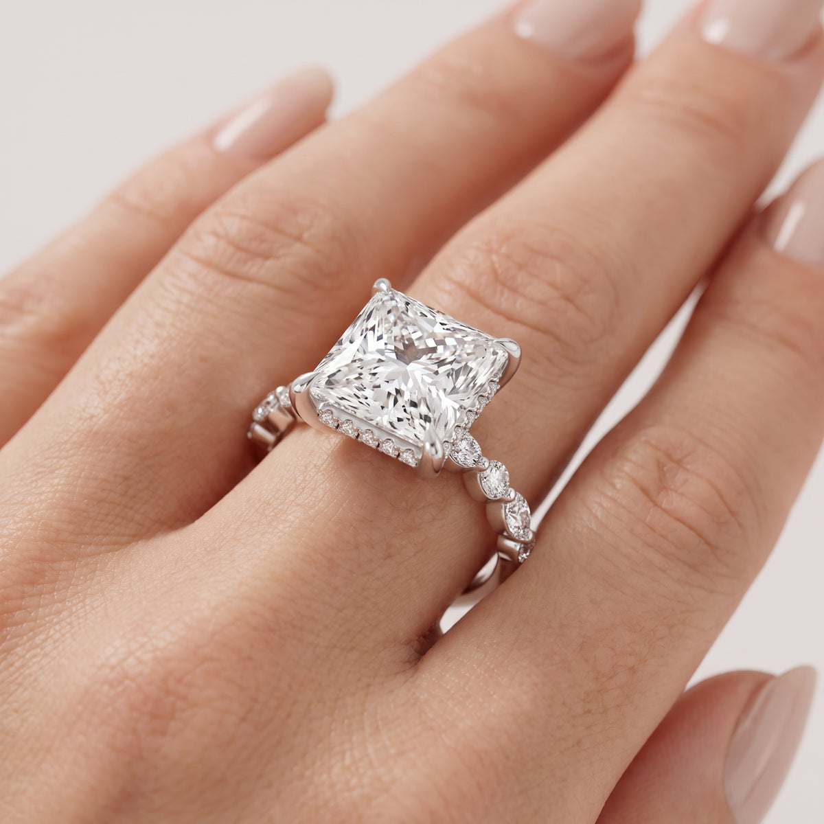 _lifestyle_image@SKU:R1736-NADP04000004W #metal_14k-white-gold+origin_lab-grown+quality_ef-vs2+