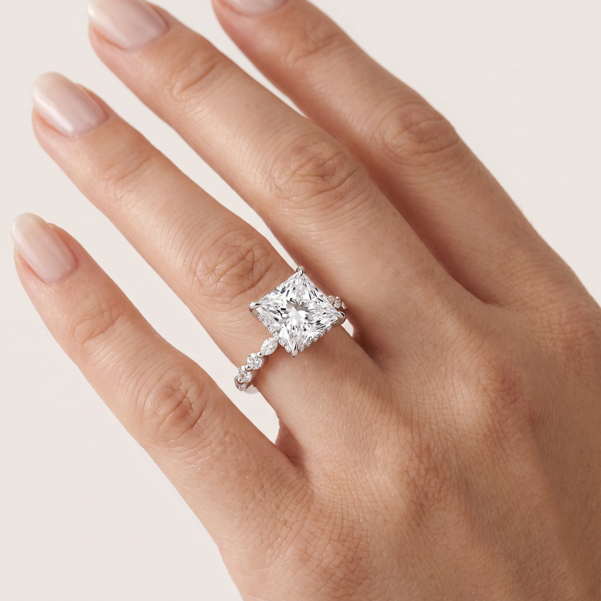 _lifestyle_image@SKU:R1736-NADP0400000PL #metal_platinum+origin_lab-grown+quality_ef-vs2+