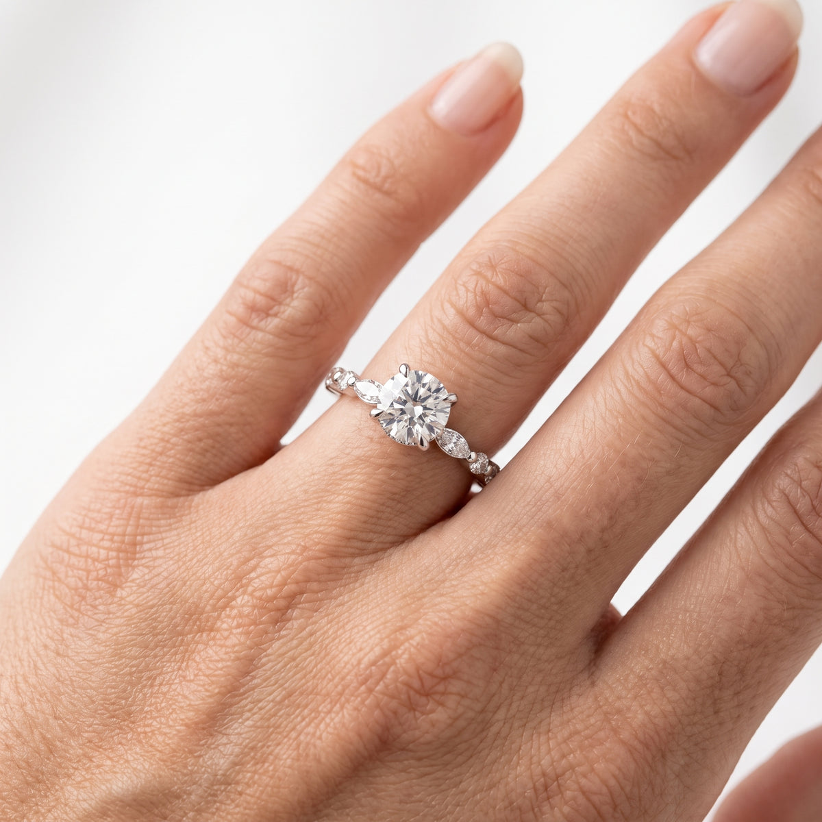 _lifestyle_image@SKU:R1736-NADR01000004W #metal_14k-white-gold+origin_lab-grown+quality_ef-vs2+