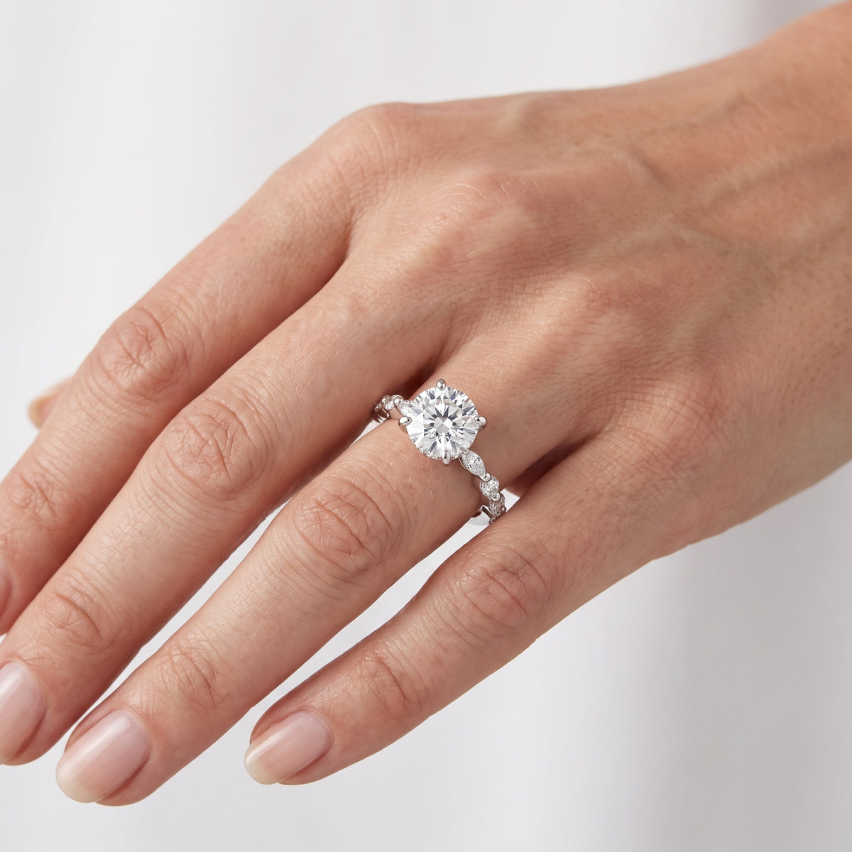 _lifestyle_image@SKU:R1736-NADR0200000PL #metal_platinum+origin_lab-grown+quality_ef-vs2+