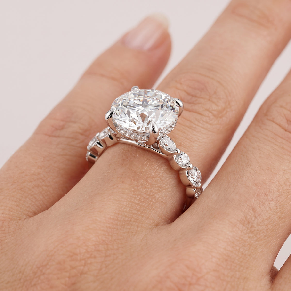 _lifestyle_image@SKU:R1736-NADR03000004W #metal_14k-white-gold+origin_lab-grown+quality_ef-vs2+