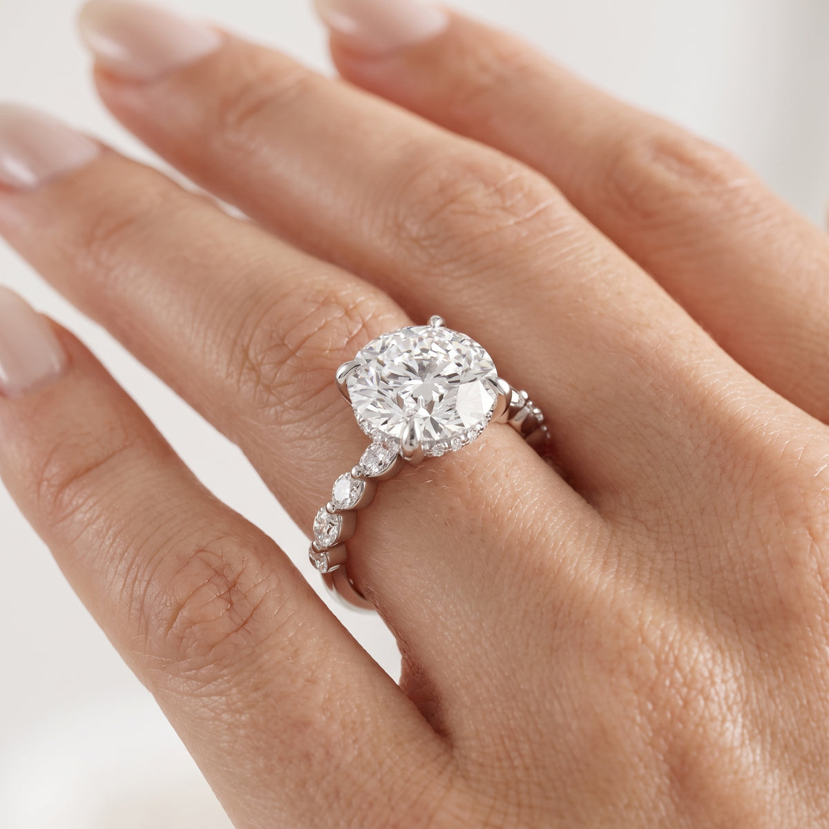 _lifestyle_image@SKU:R1736-NADR0300000PL #metal_platinum+origin_lab-grown+quality_ef-vs2+