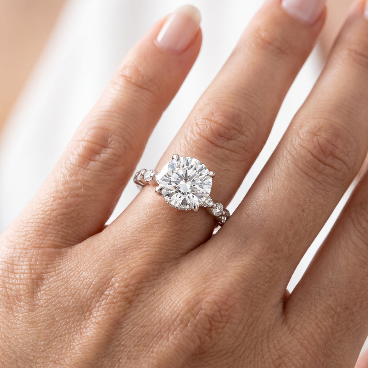 _lifestyle_image@SKU:R1736-NADR04000004W #metal_14k-white-gold+origin_lab-grown+quality_ef-vs2+