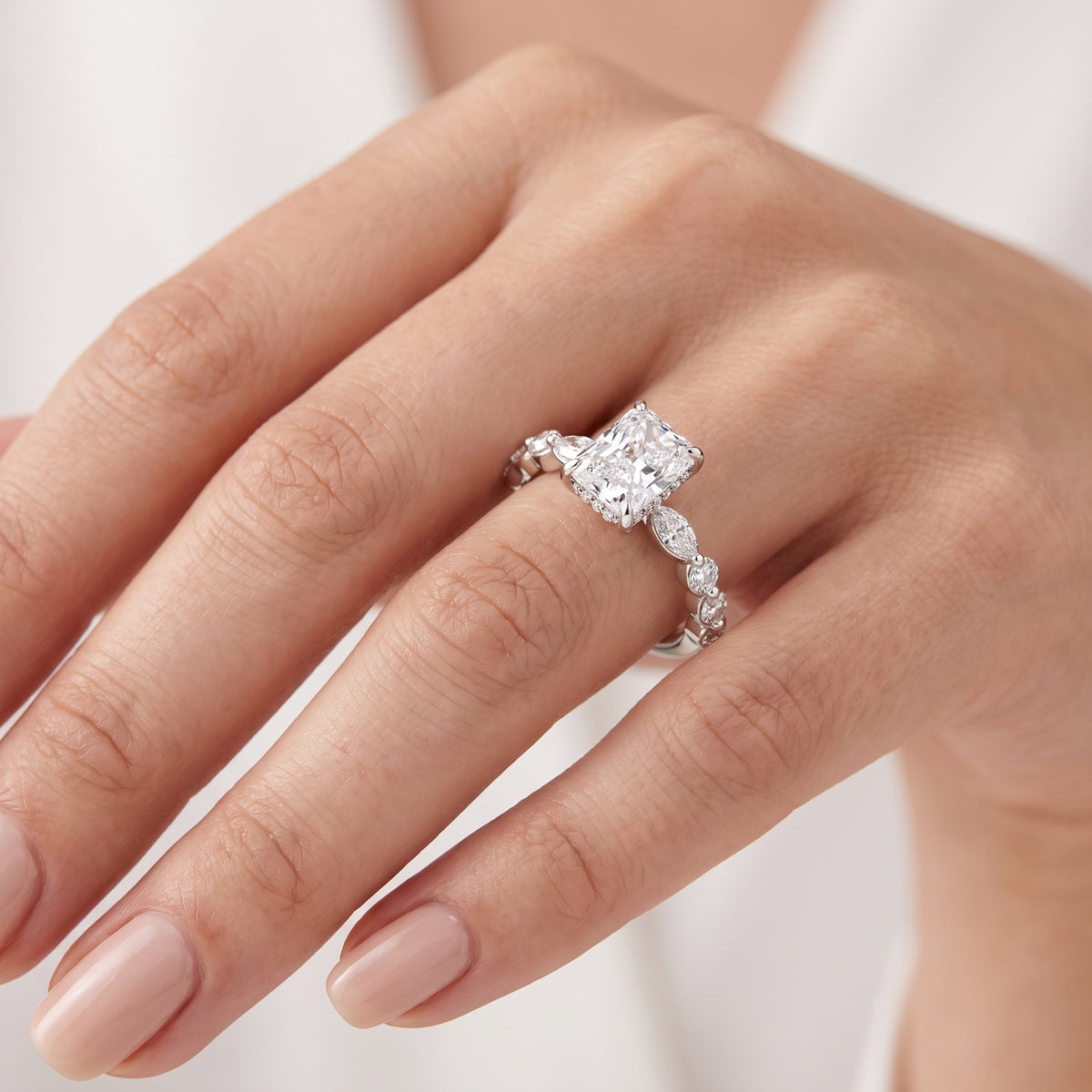 _lifestyle_image@SKU:R1736-NADT01000004W #metal_14k-white-gold+origin_lab-grown+quality_ef-vs2+