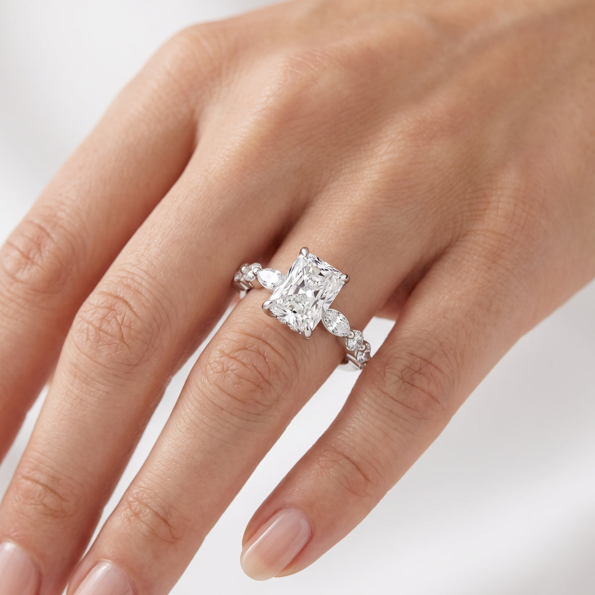 _lifestyle_image@SKU:R1736-NADT0100000PL #metal_platinum+origin_lab-grown+quality_ef-vs2+