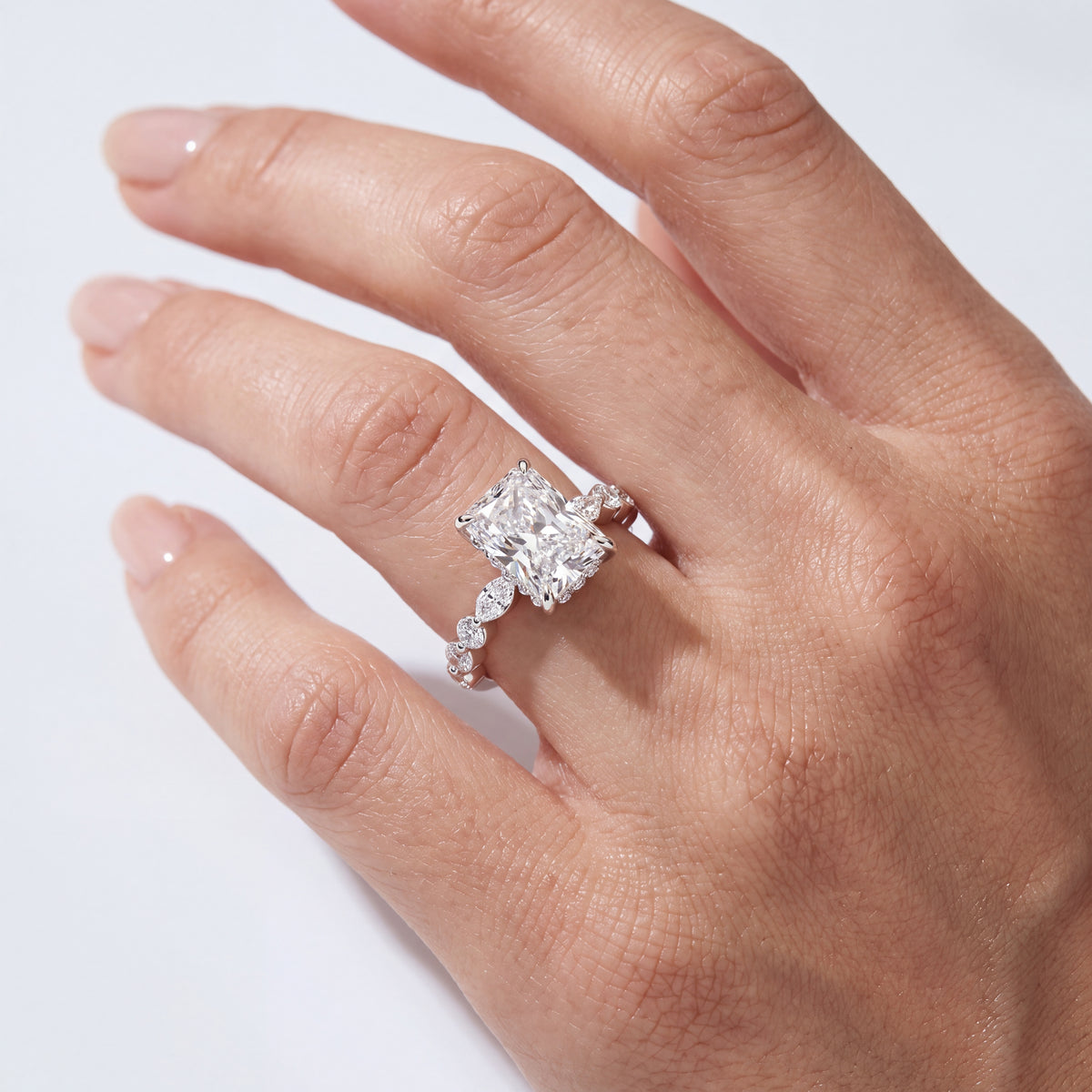 _lifestyle_image@SKU:R1736-NADT02000004W #metal_14k-white-gold+origin_lab-grown+quality_ef-vs2+