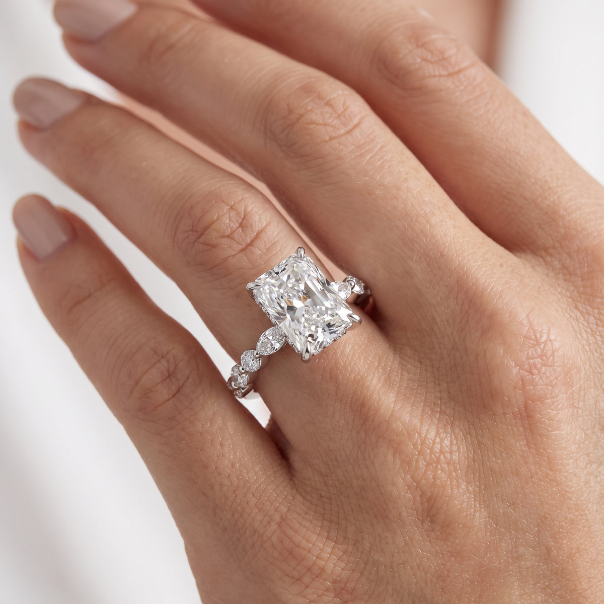 _lifestyle_image@SKU:R1736-NADT0200000PL #metal_platinum+origin_lab-grown+quality_ef-vs2+