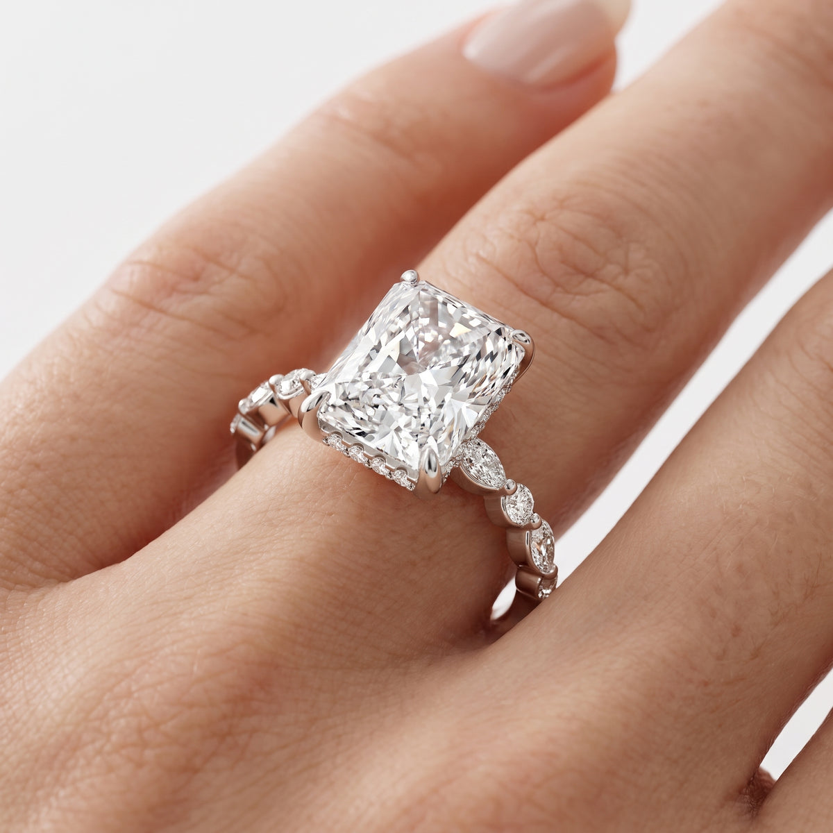 _lifestyle_image@SKU:R1736-NADT0300000PL #metal_platinum+origin_lab-grown+quality_ef-vs2+