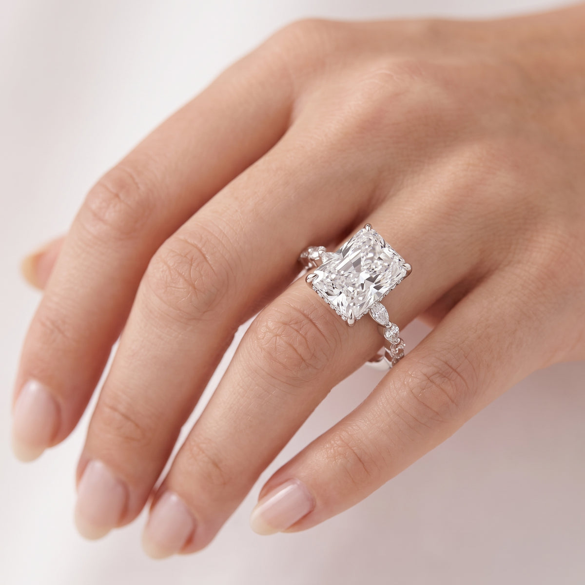 _lifestyle_image@SKU:R1736-NADT04000004W #metal_14k-white-gold+origin_lab-grown+quality_ef-vs2+