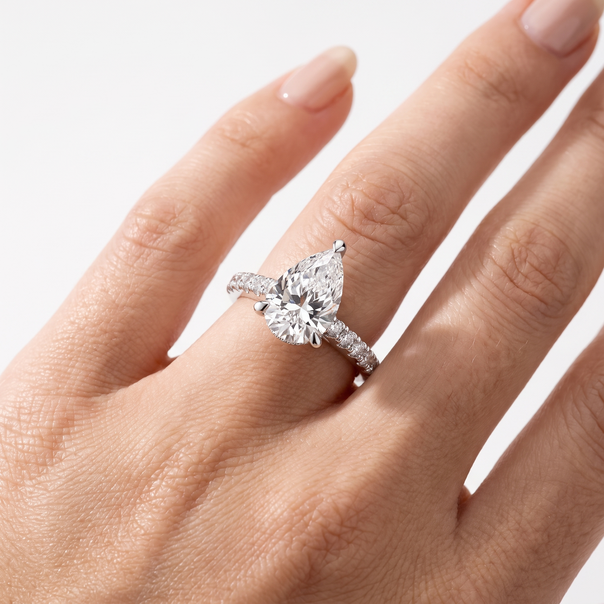 _lifestyle_image@SKU:R1930-LADD02000004W #metal_10k-white-gold+origin_lab-grown+quality_g-si