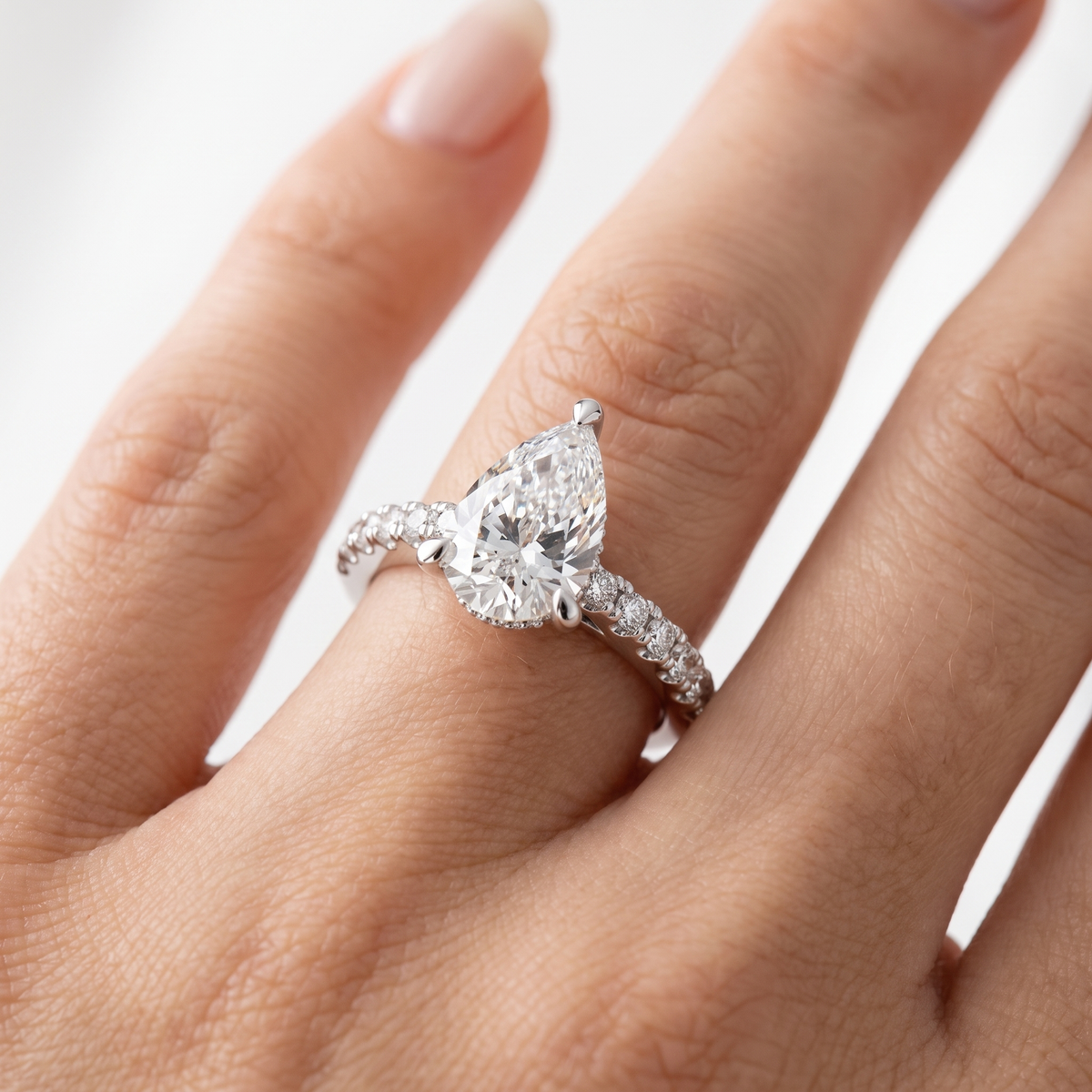 _lifestyle_image@SKU:R1930-LGDD02000004W #metal_14k-white-gold+origin_lab-grown+quality_ef-vs2+